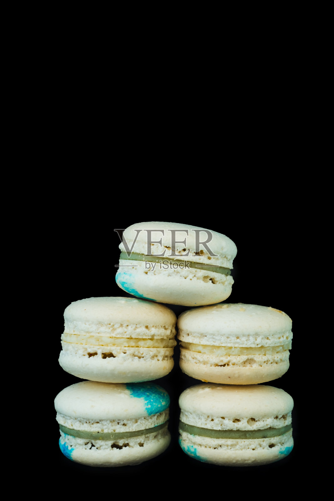 在黑色背景上堆叠白色蛋白杏仁饼干，垂直向上，复制空间照片摄影图片