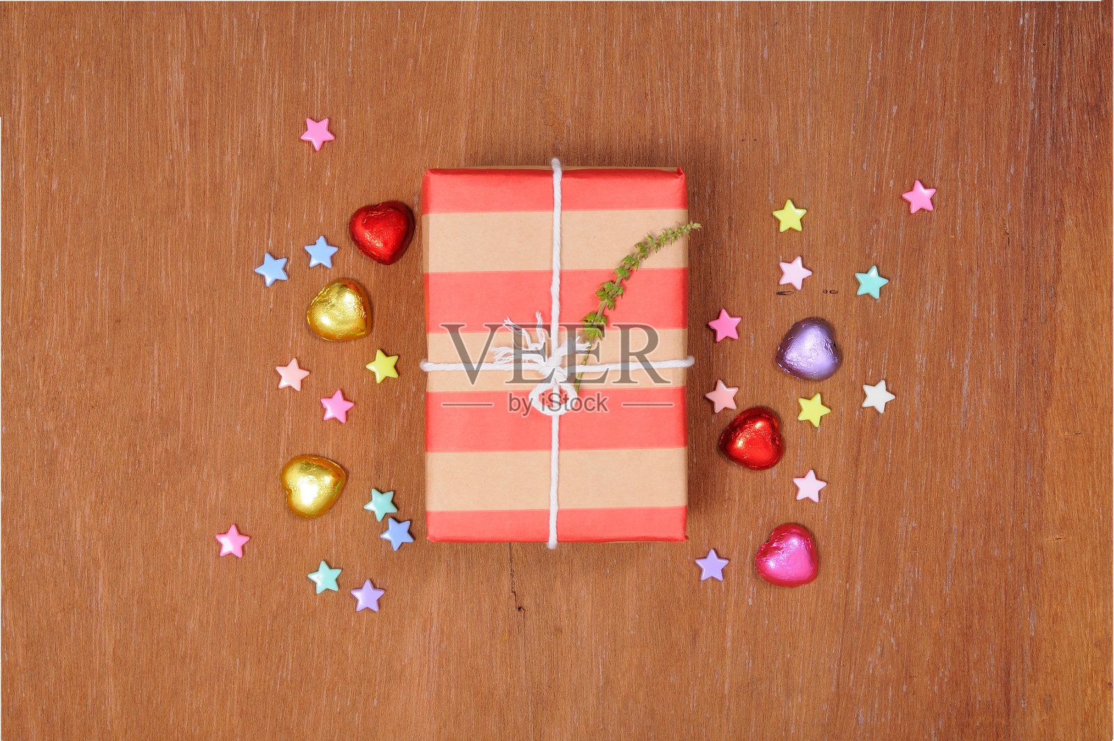 木制的礼盒上摆放着心形巧克力。照片摄影图片