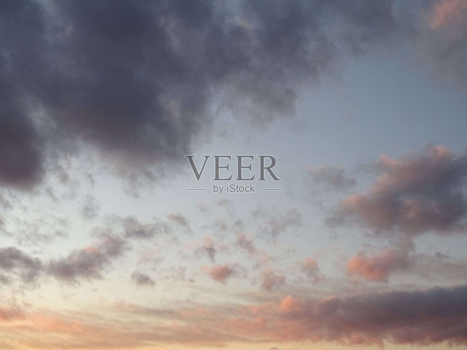 天上有云。乌云。照片摄影图片