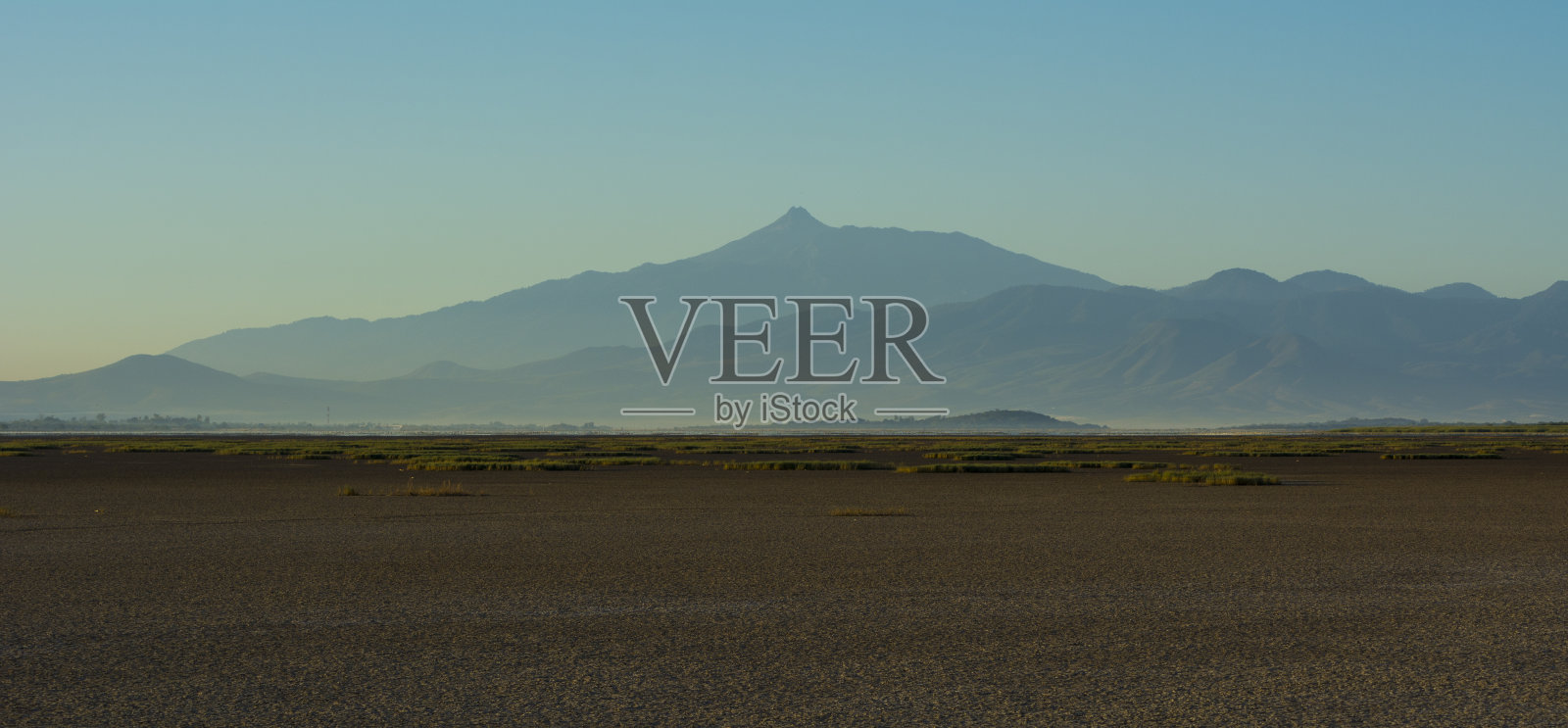 干涸的湖泊和火山。照片摄影图片