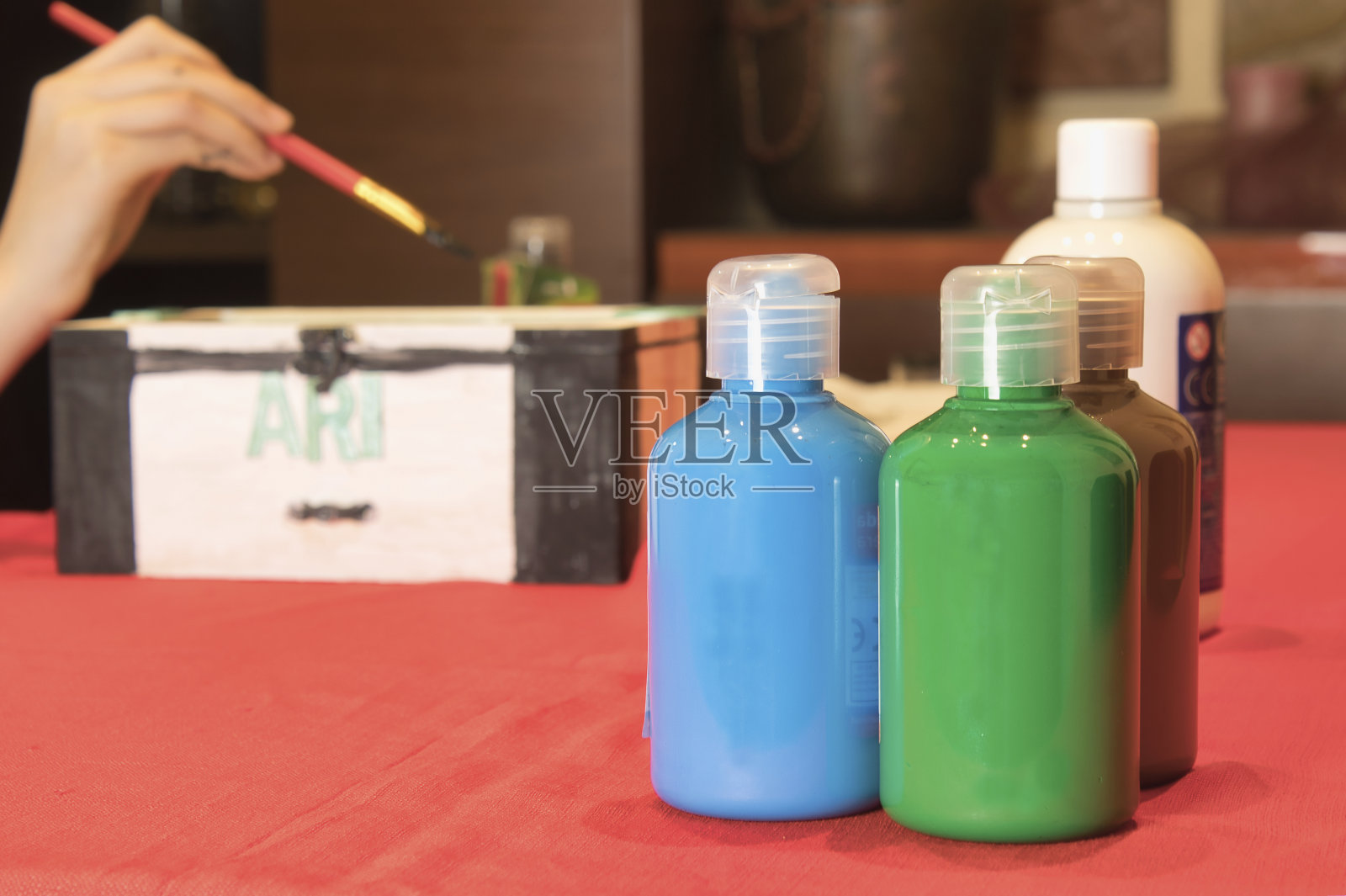 女孩的手画一个木制的盒子与水彩和画笔照片摄影图片