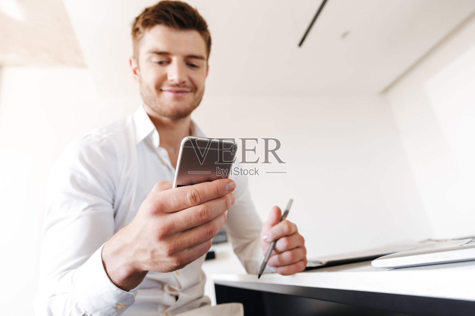 满意的年轻人使用手机照片摄影图片