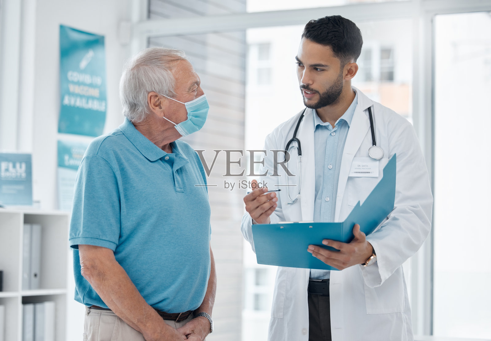 一个年轻医生在办公室里和病人聊天的照片照片摄影图片