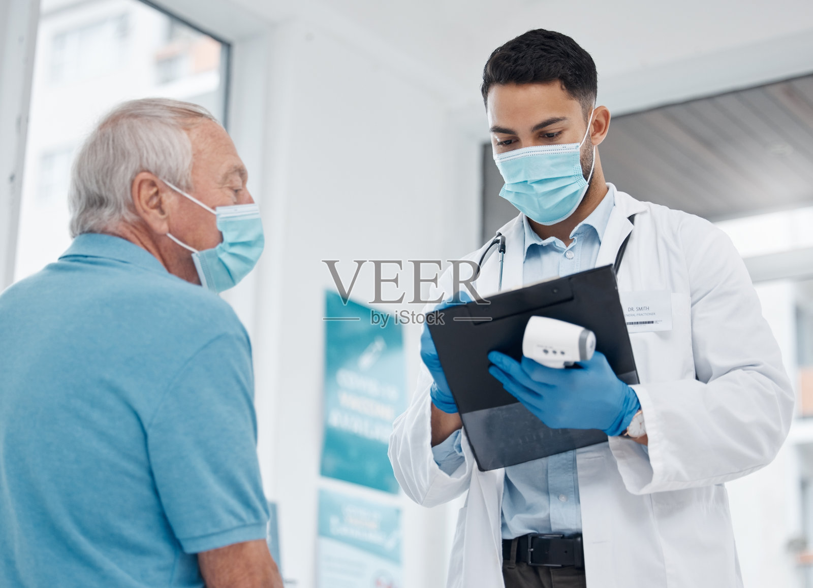 一个年轻医生在办公室里和病人聊天的照片照片摄影图片