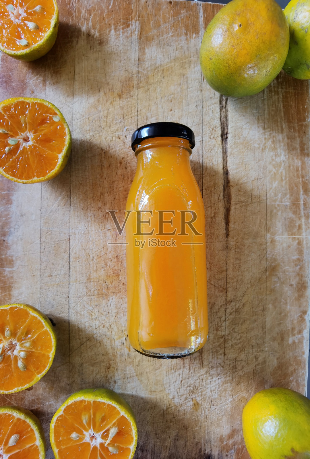 一瓶橙汁和桔子照片摄影图片