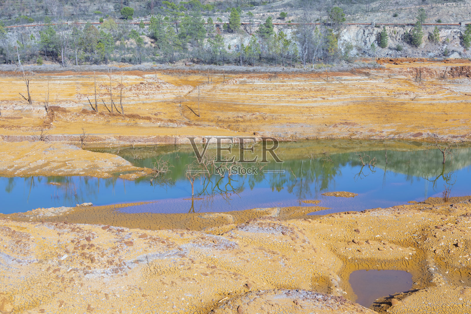 戈桑水库-铜矿开采过程中水中的有毒废物照片摄影图片