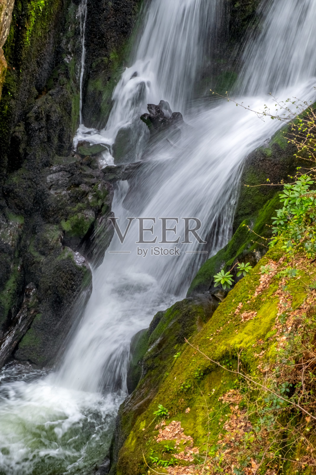 英国湖区流动瀑布照片摄影图片