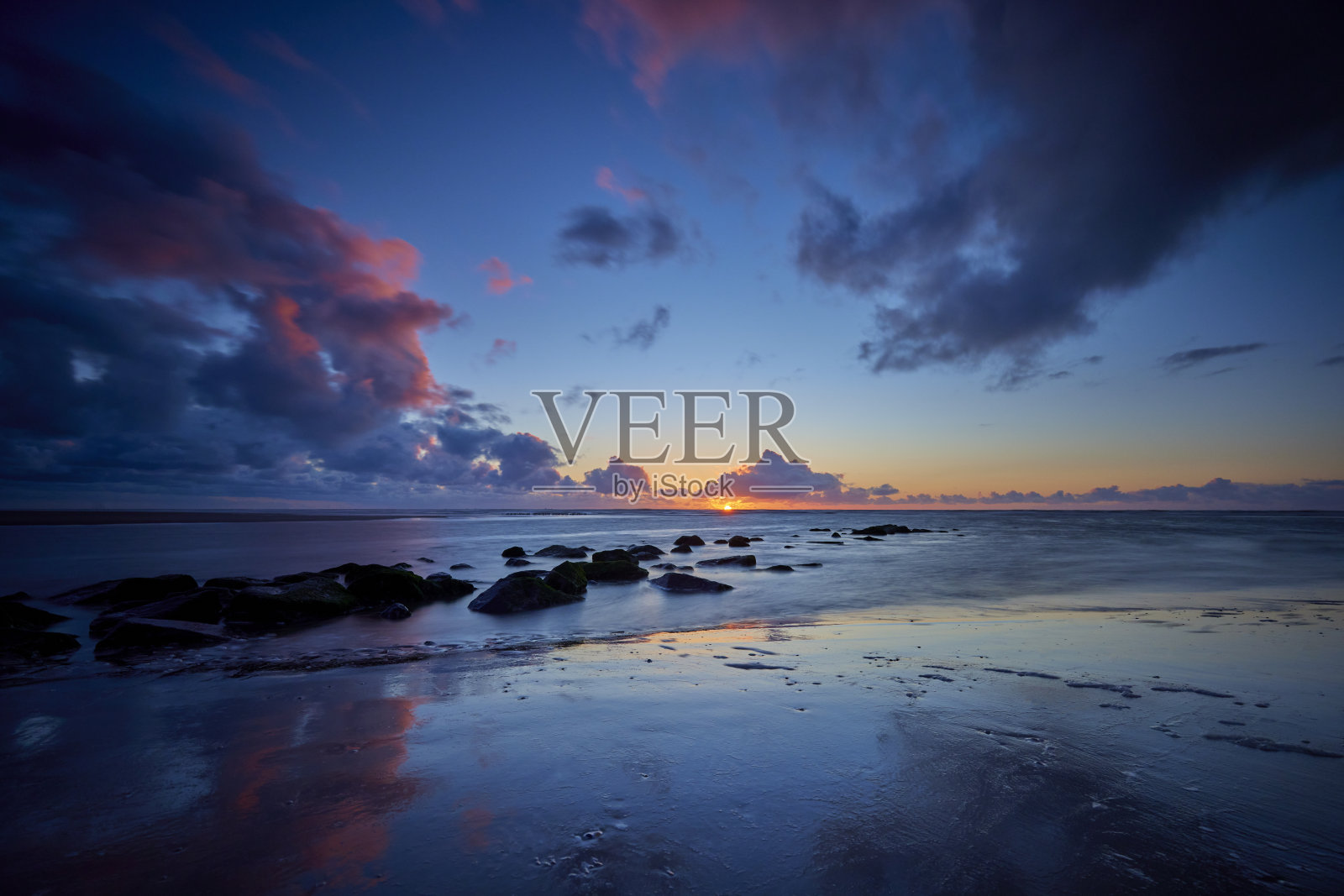 在日落海滩照片摄影图片