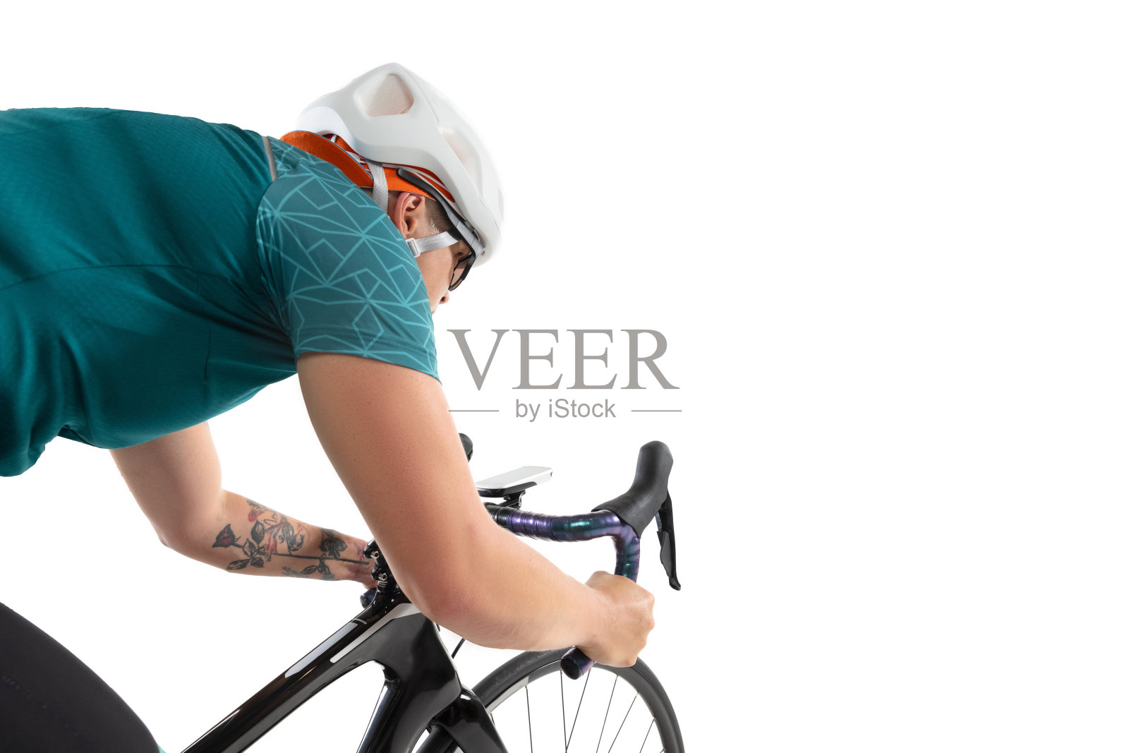 年轻的职业女性自行车骑手在公路自行车孤立的白色背景。照片摄影图片