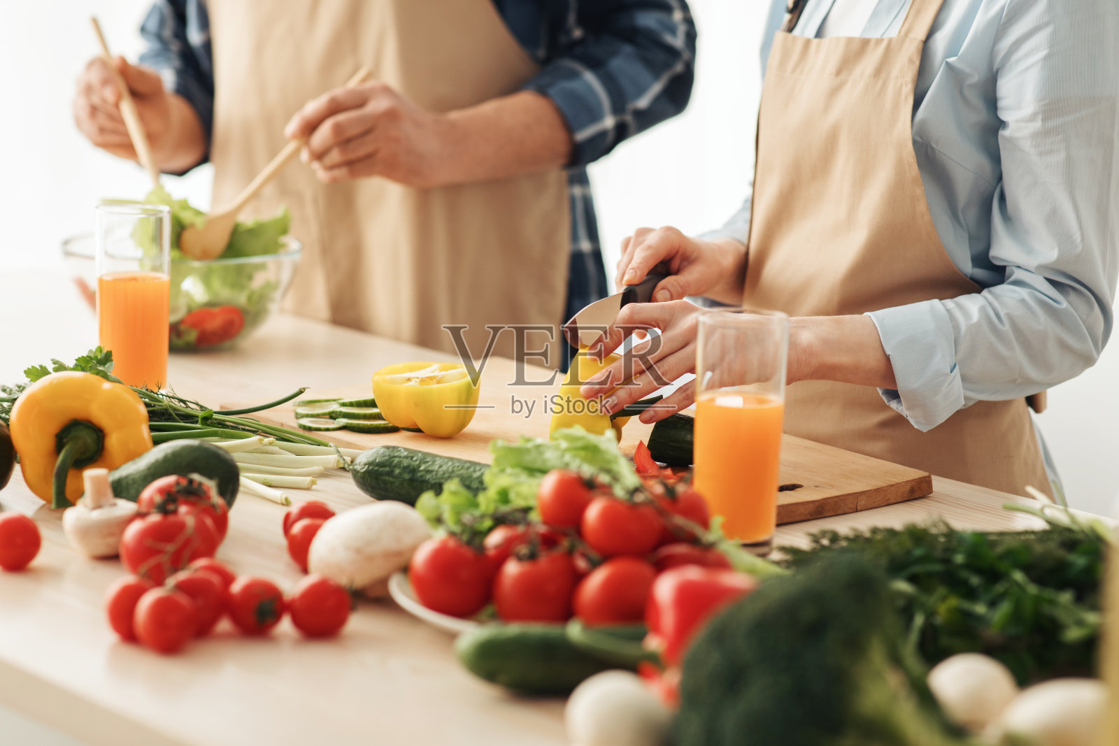 快乐的夫妻在家里一起为家人准备美味的午餐，享受烹饪过程照片摄影图片