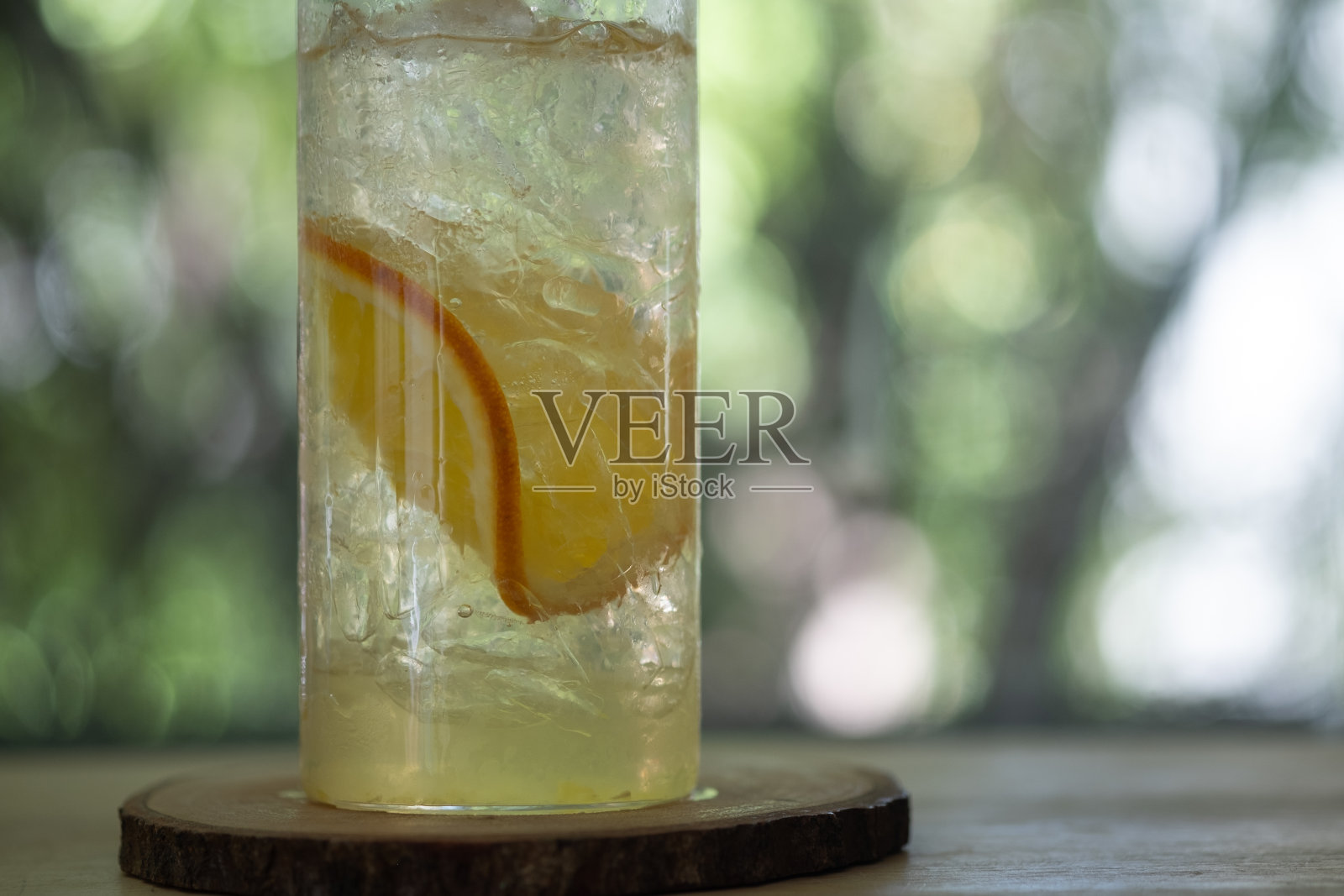 加冰的蜂蜜柠檬和橙子片照片摄影图片