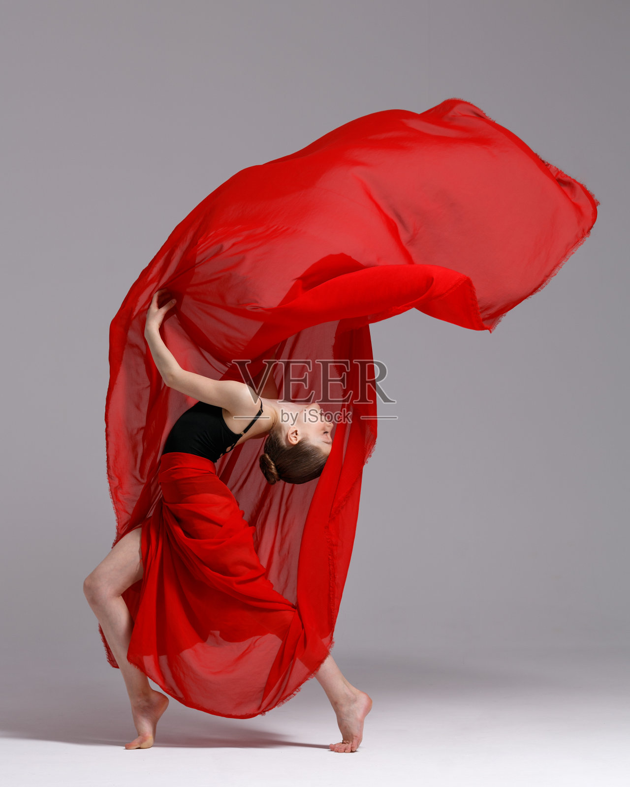 年轻漂亮酷的女孩在工作室摆姿势照片摄影图片