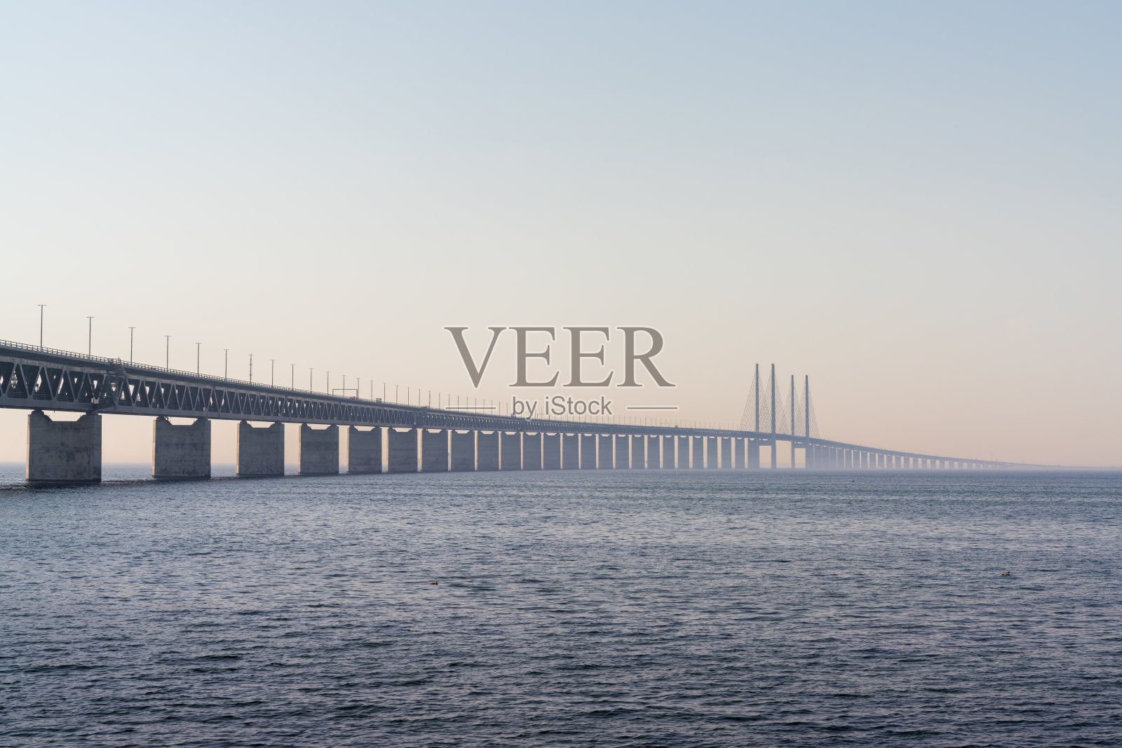 位于丹麦和瑞典之间的地标性建筑厄勒海峡大桥照片摄影图片