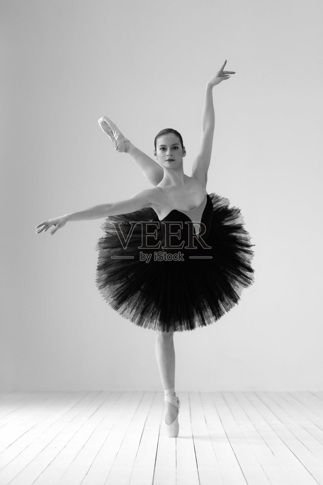 年轻漂亮的瘦芭蕾舞者正在工作室摆姿势照片摄影图片