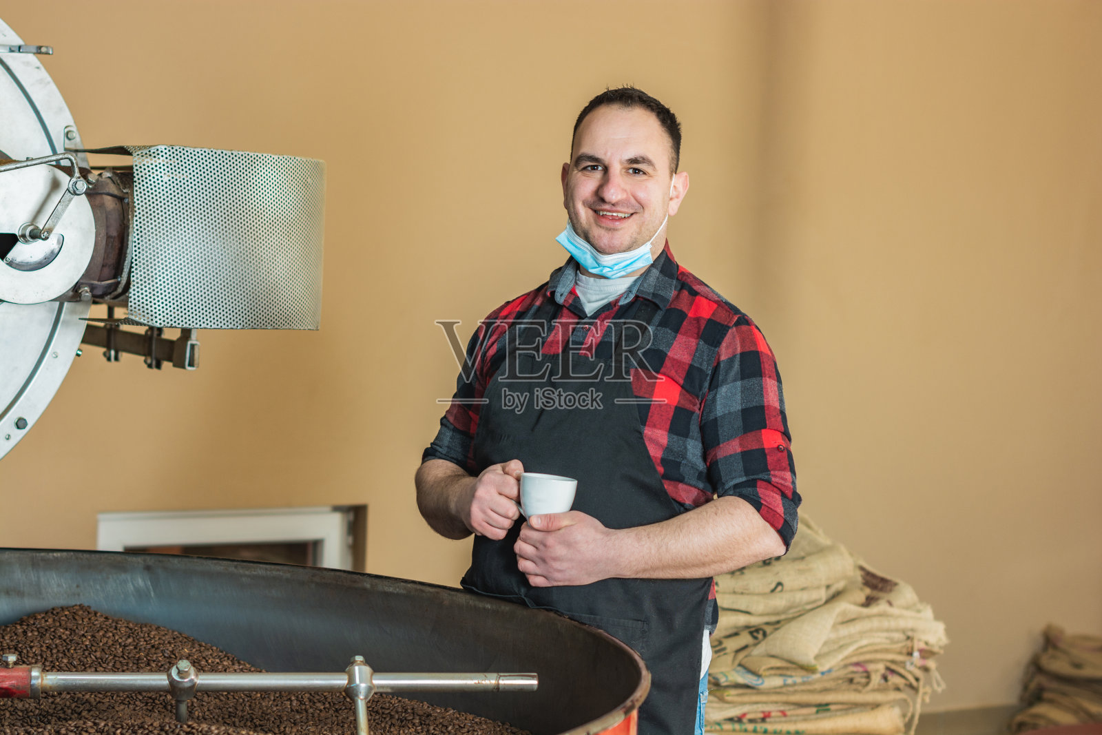 自豪的咖啡烘焙小厂主照片摄影图片