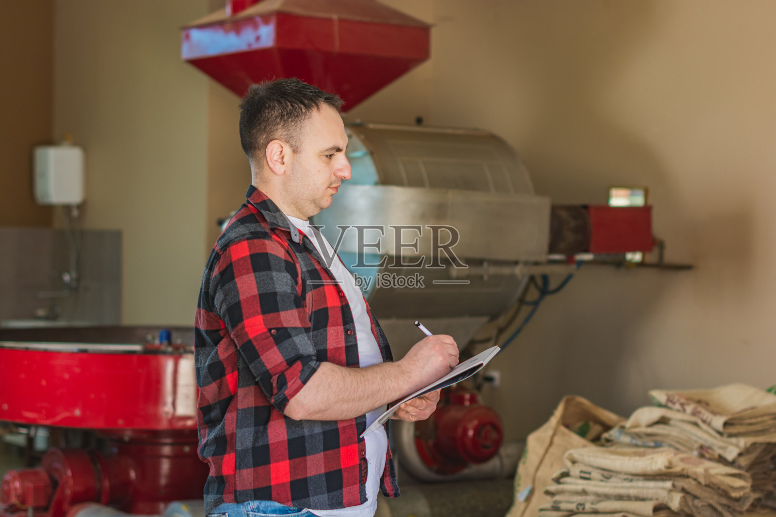 在咖啡烘焙工厂工作的人照片摄影图片