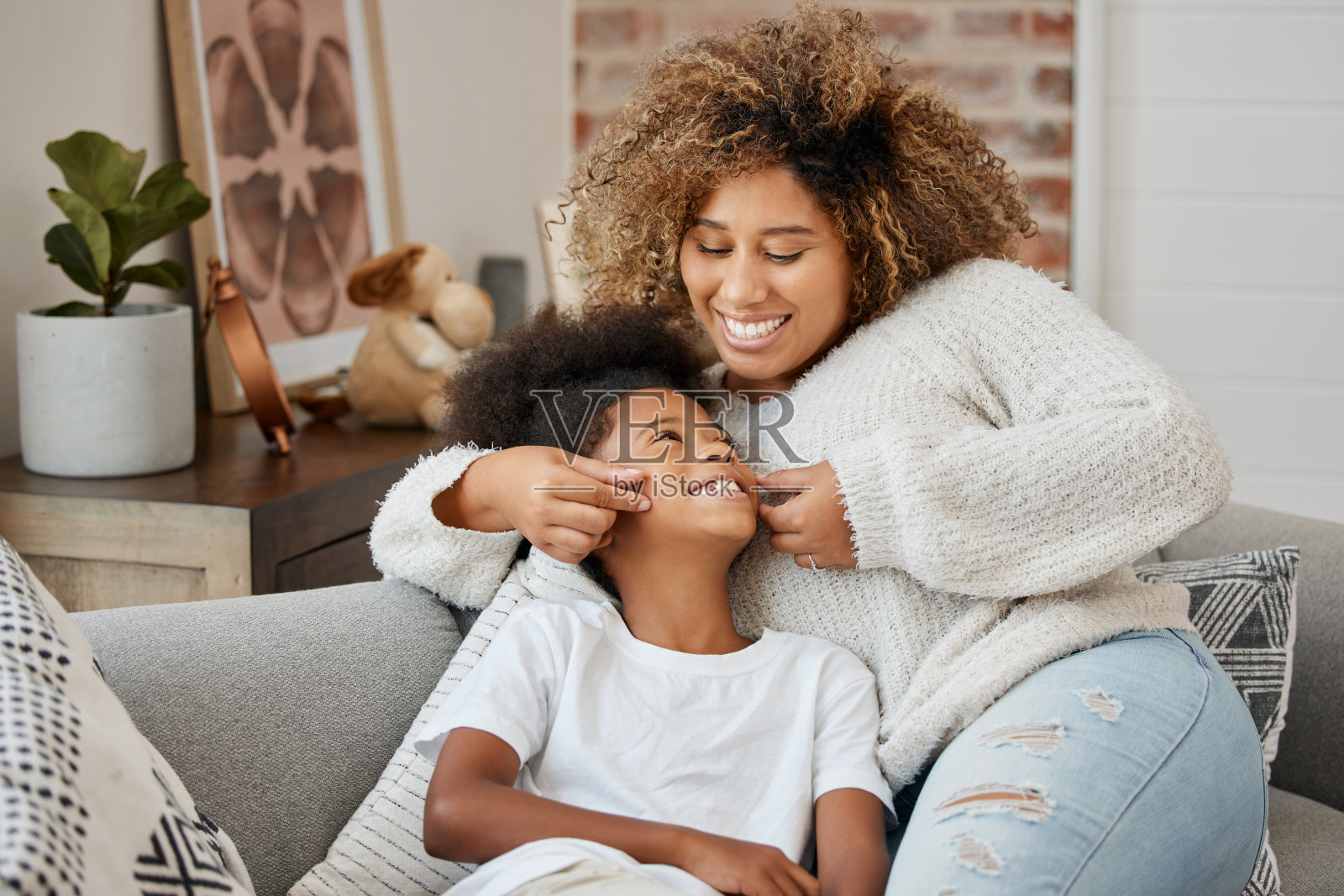 一对母女坐在沙发上的照片照片摄影图片