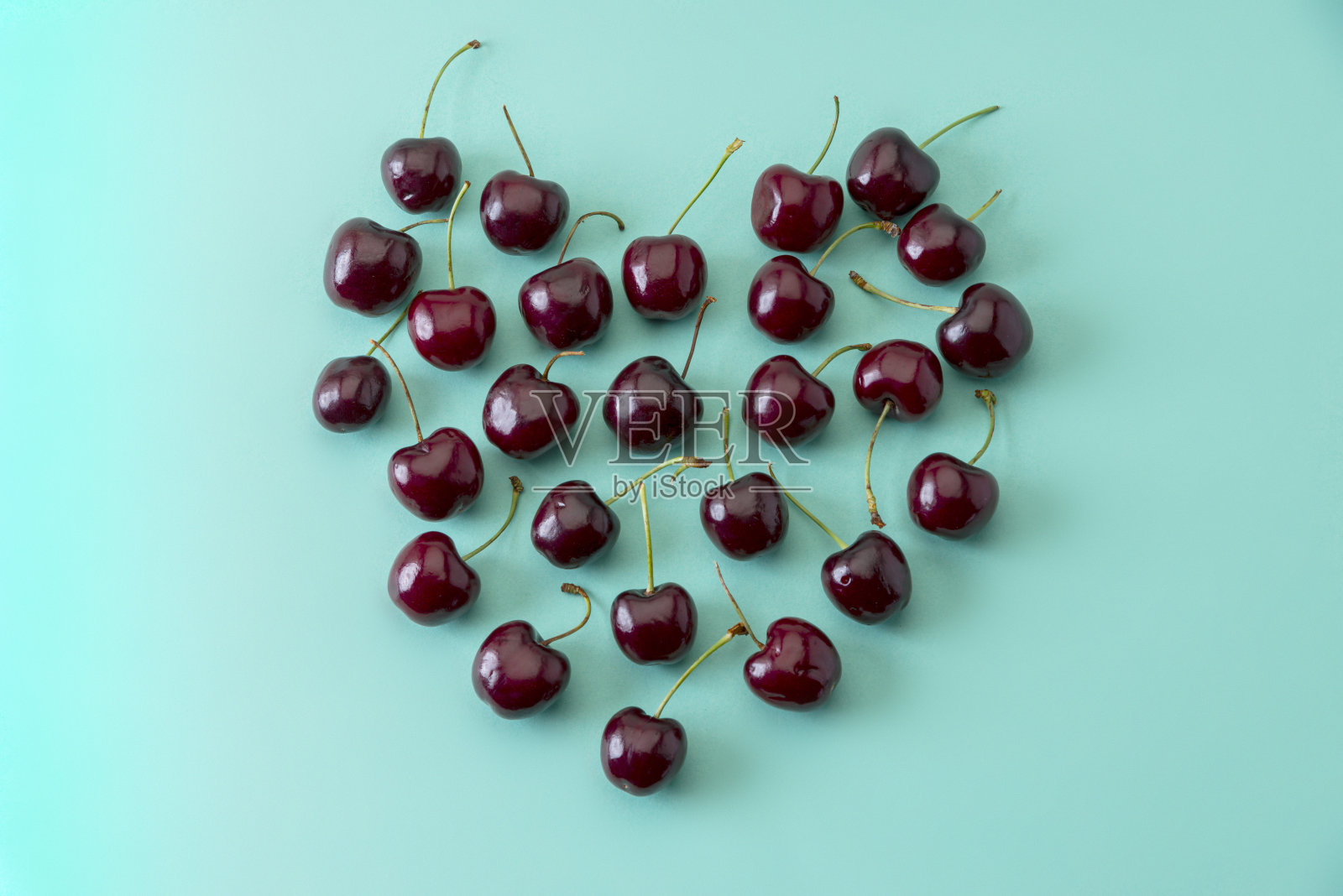 许多成熟的樱桃从高视角在绿色背景照片摄影图片