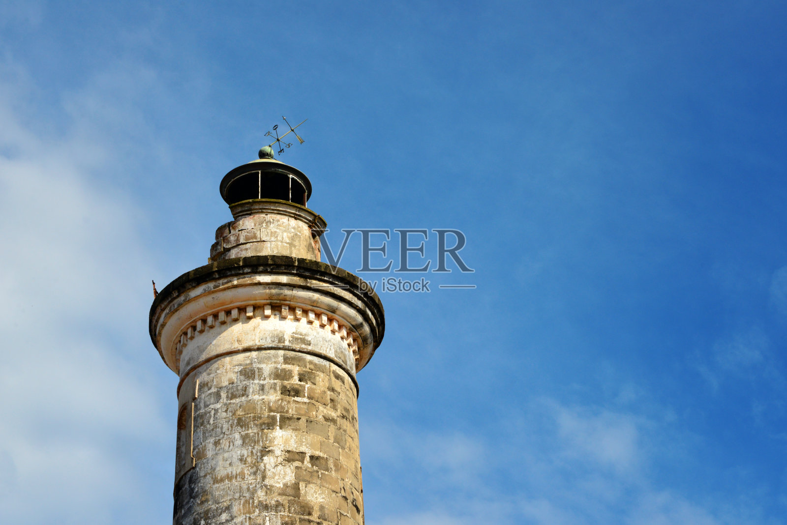 天空和大巴萨姆灯塔(1914年)联合国教科文组织世界遗产，象牙海岸/ Côte d'科特迪瓦照片摄影图片