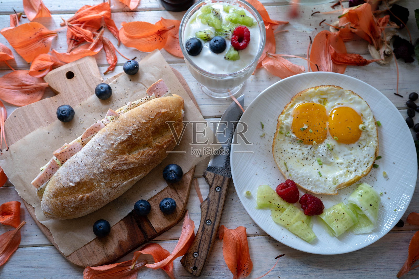 健康早餐:黄瓜火腿卷三明治，酸奶和煎蛋照片摄影图片