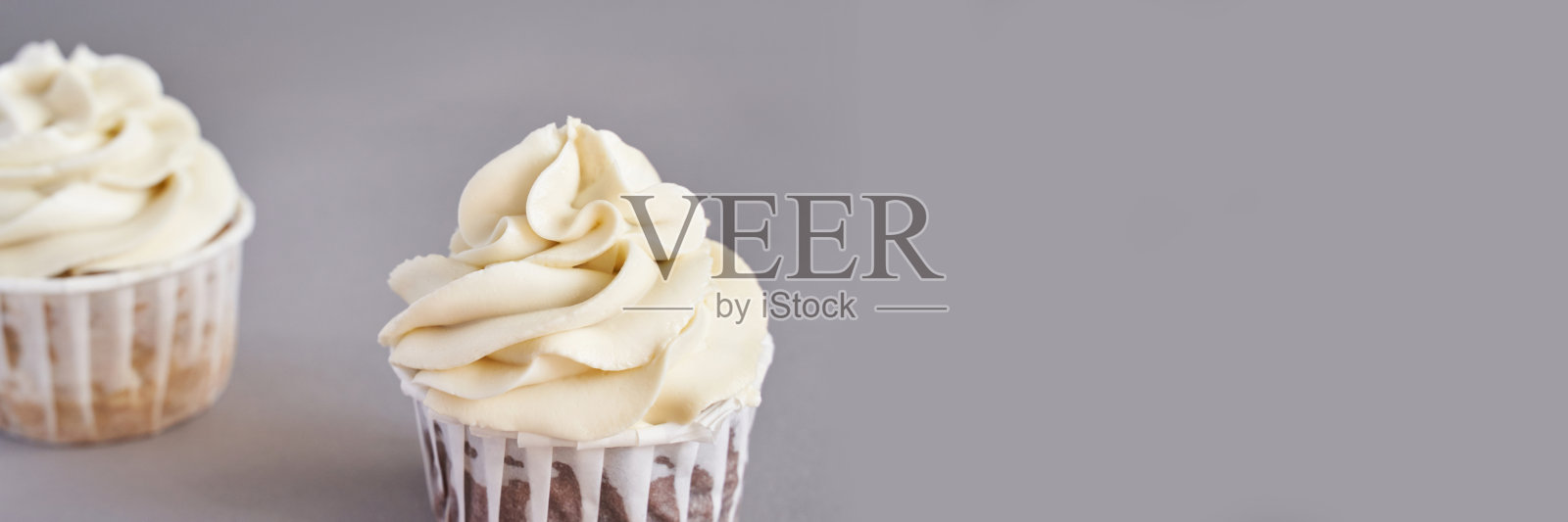 乳白色奶油蛋糕。生日甜蜜的面包店。饼干。美味的甜点照片摄影图片