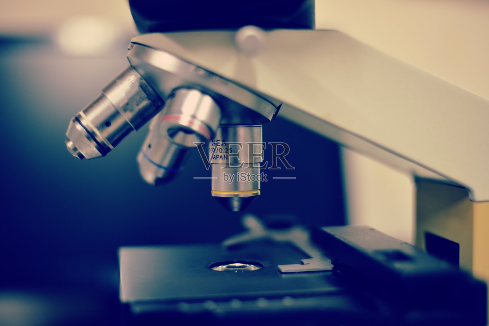 在实验室里模糊旧显微镜。照片摄影图片