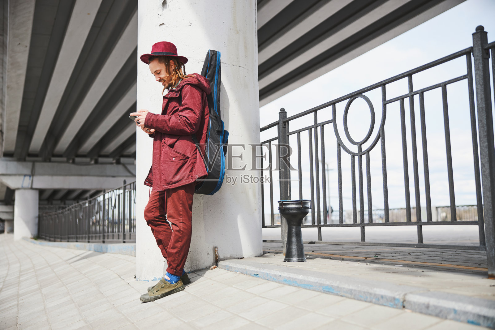 正面愉悦的男性阅读收入信息照片摄影图片