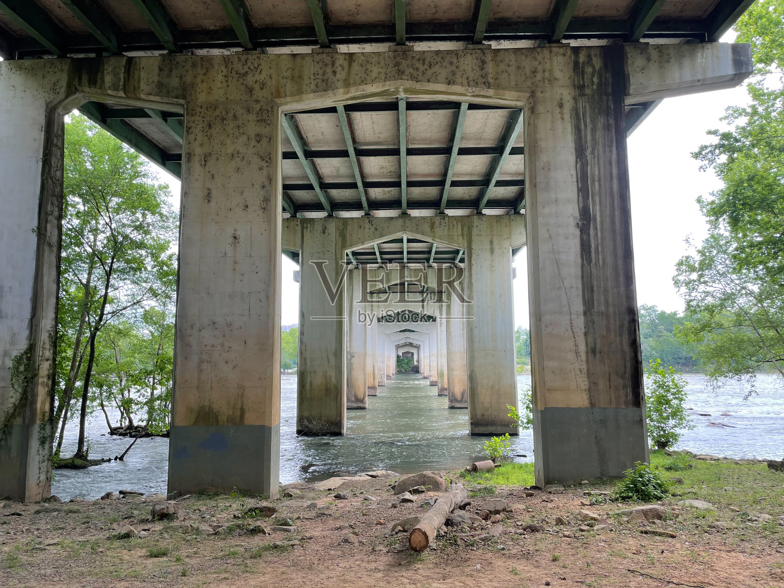从桥下流过的河水照片摄影图片