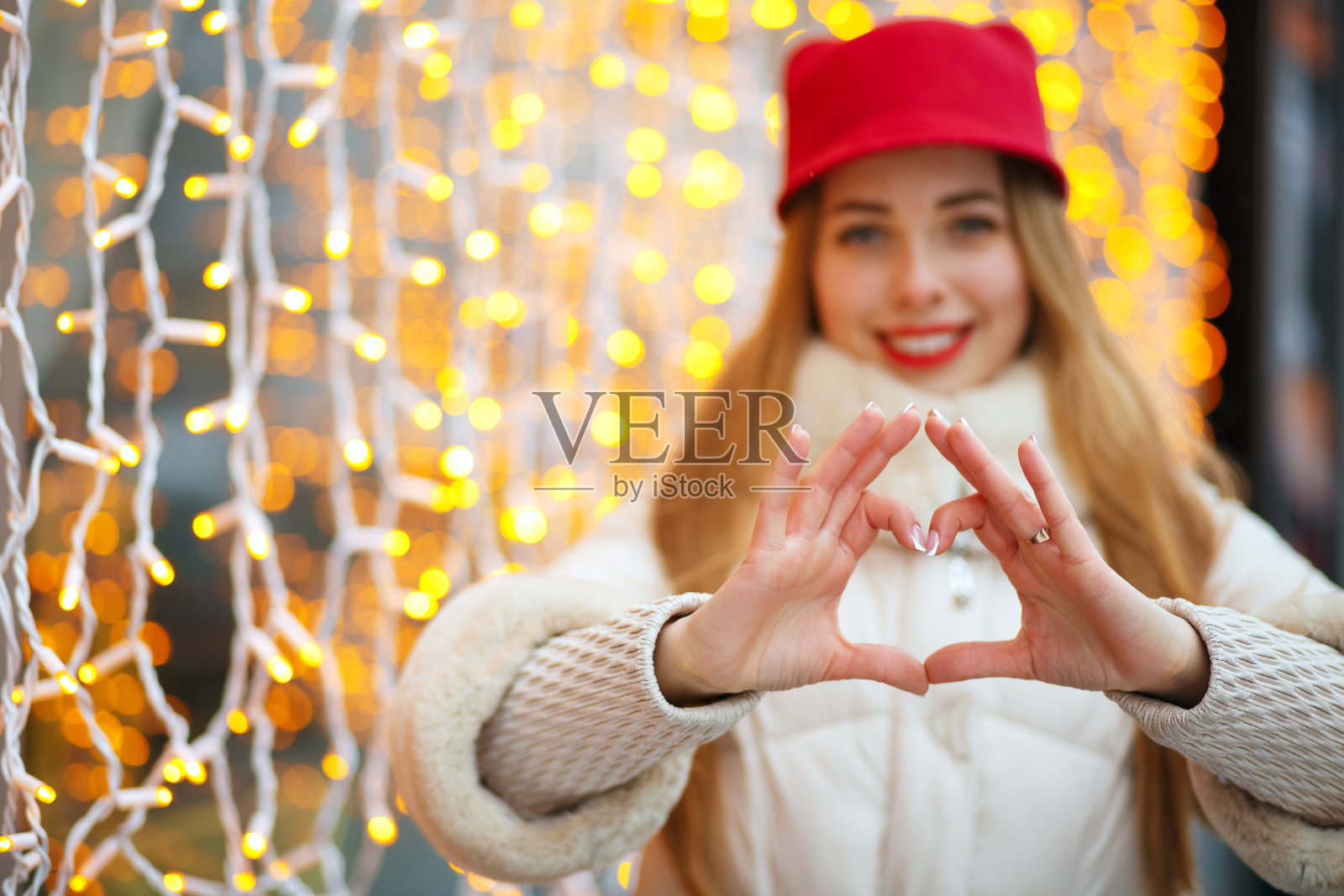 有爱心的迷人女人照片摄影图片