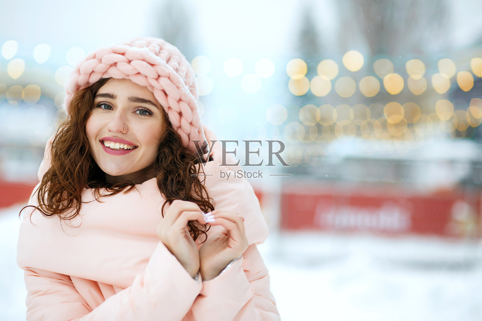 积极的女人表现出心迹照片摄影图片