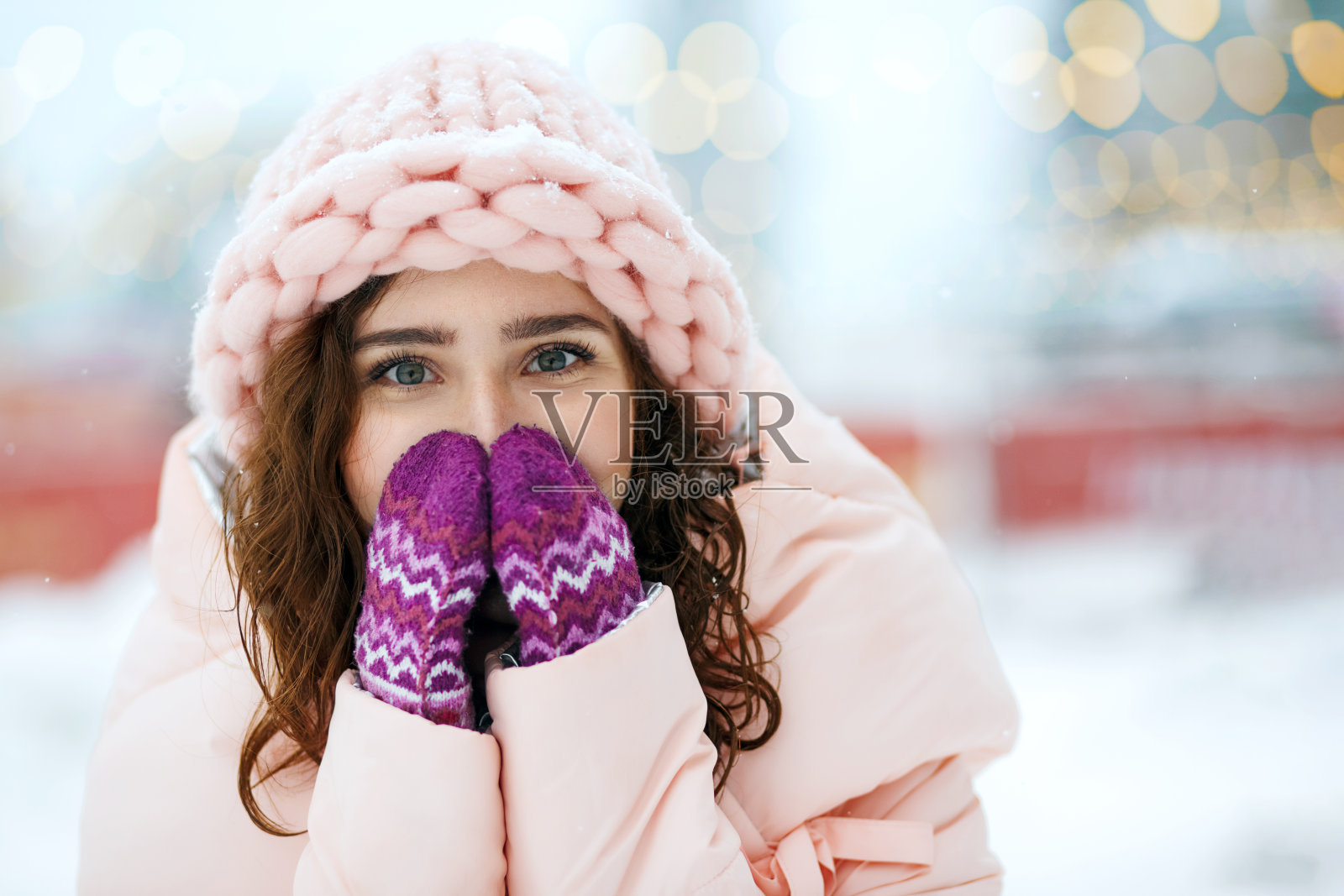 惊讶快乐的女人捂着脸照片摄影图片