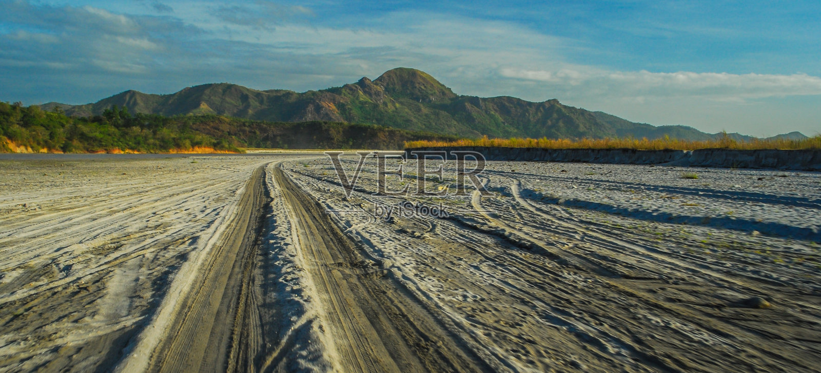 拉哈尔山谷照片摄影图片