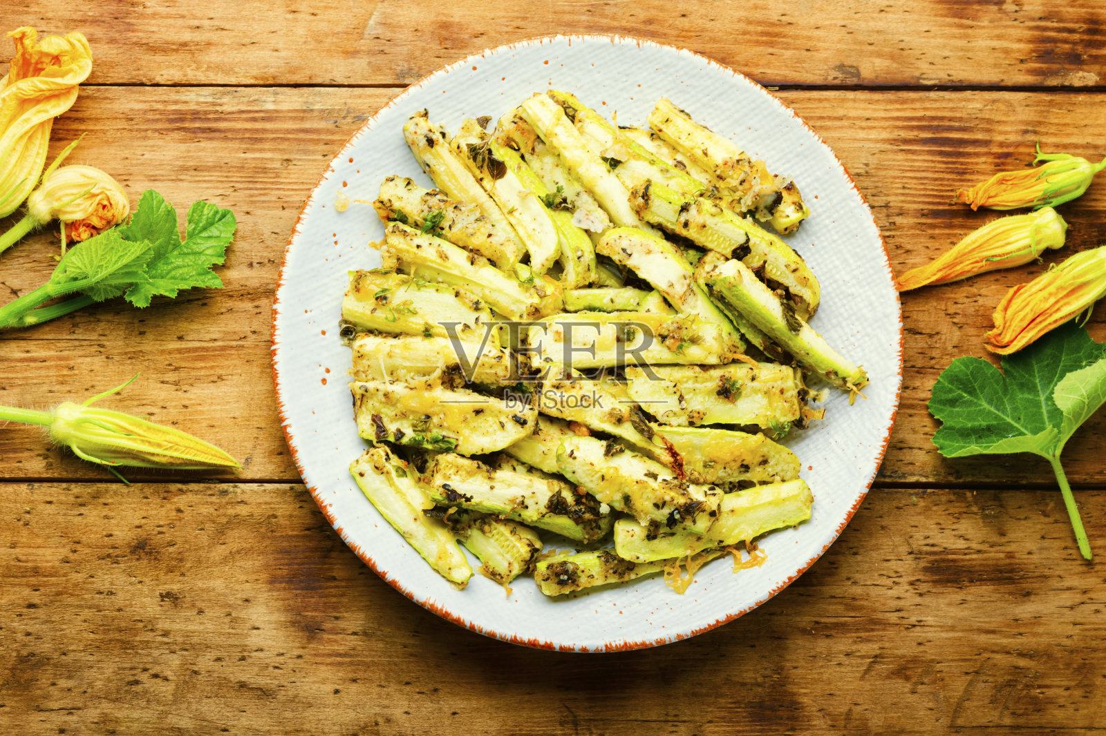 烤西葫芦棒配绿色蔬菜照片摄影图片