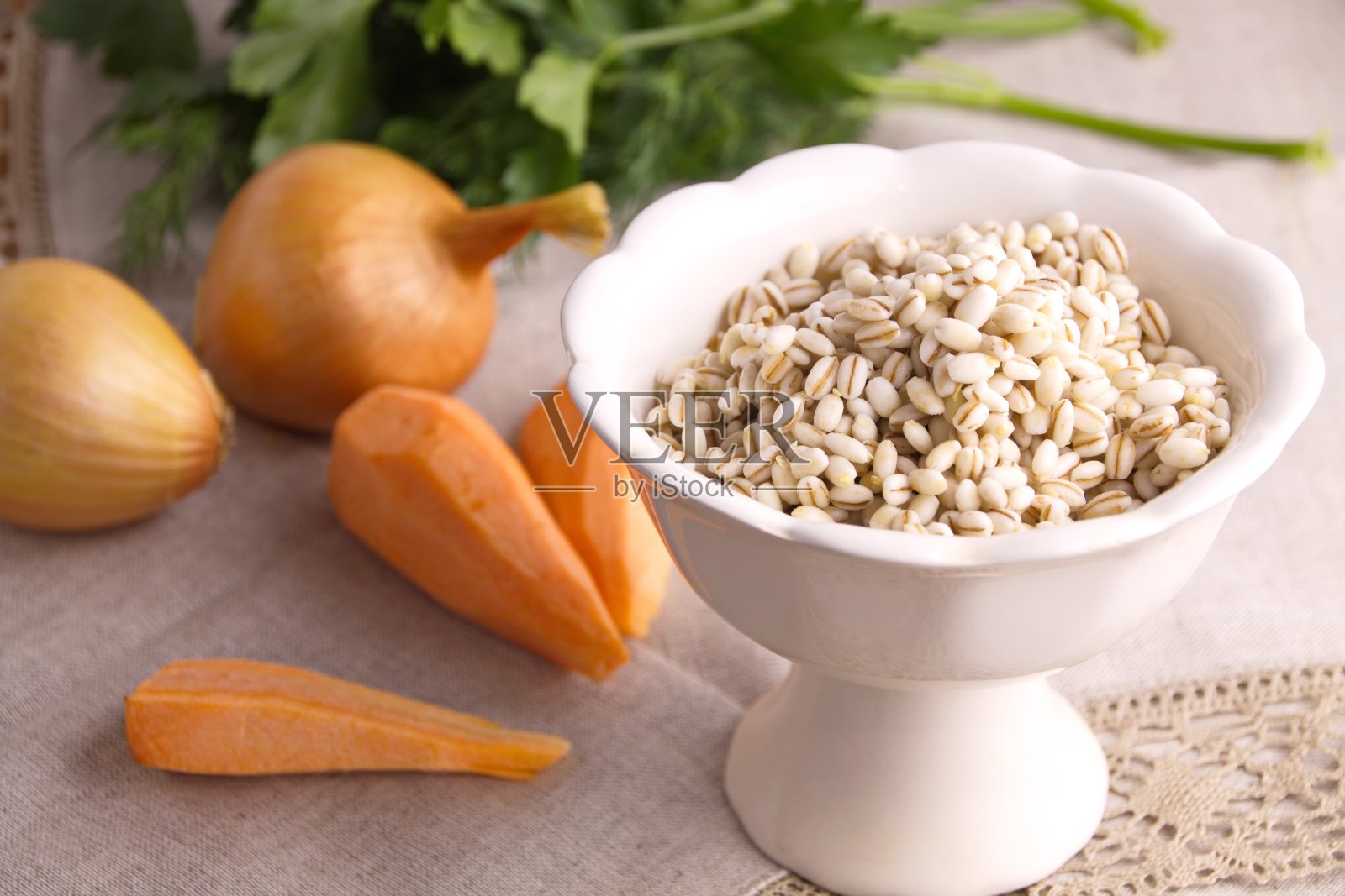 珍珠装饰蔬菜在一个陶罐照片摄影图片