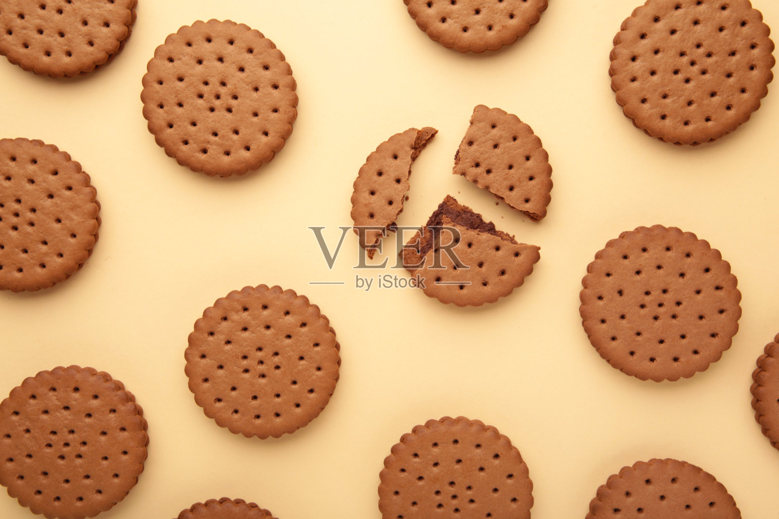 米色背景上的巧克力曲奇。前视图。照片摄影图片