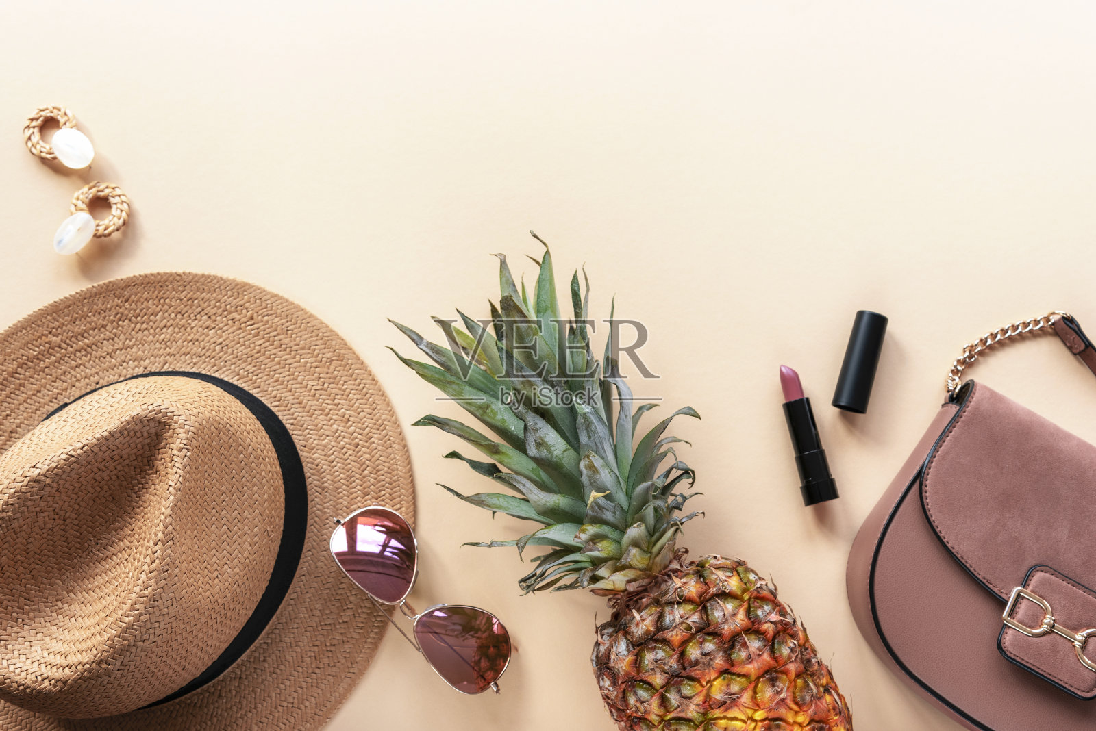 女士的夏季饰品，手提包，菠萝，口红和耳环。美丽、时尚、暑假理念。俯视图，平放照片摄影图片
