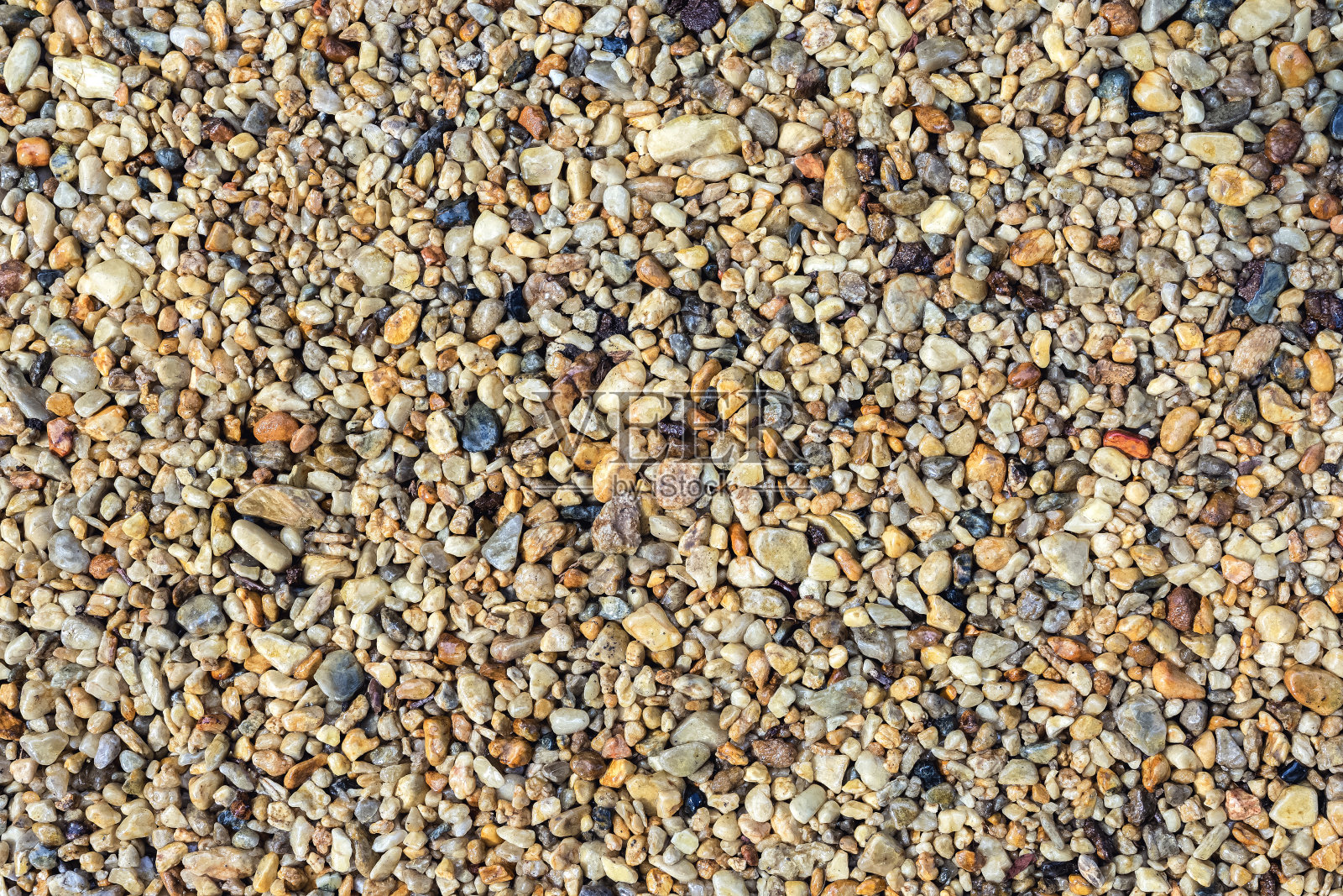 闪亮的海石在海滩上平铺一层。照片摄影图片