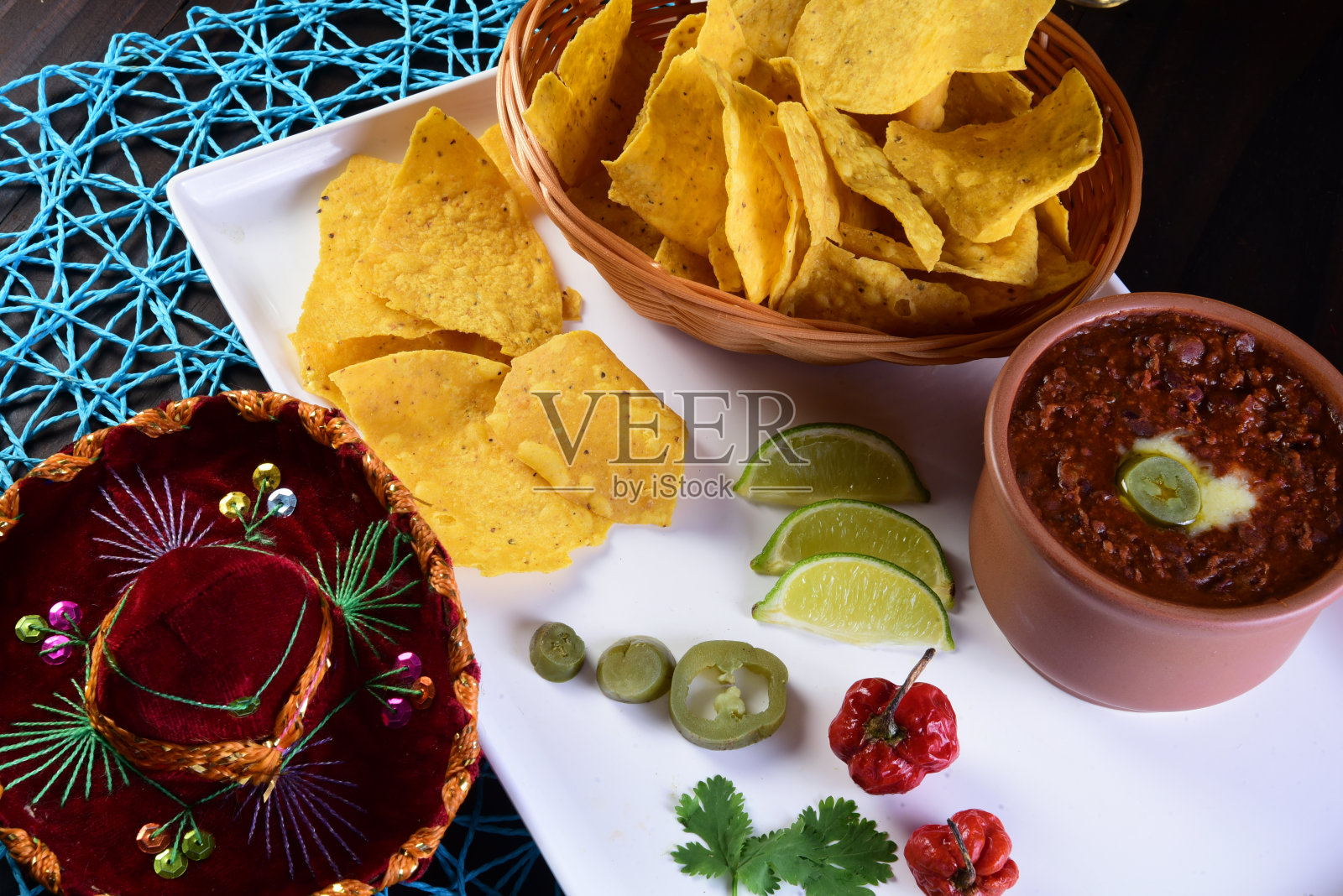 美味的墨西哥料理鳄梨色拉酱，墨西哥玉米卷，玉米粉圆饼，辛辣的墨西哥辣椒照片摄影图片