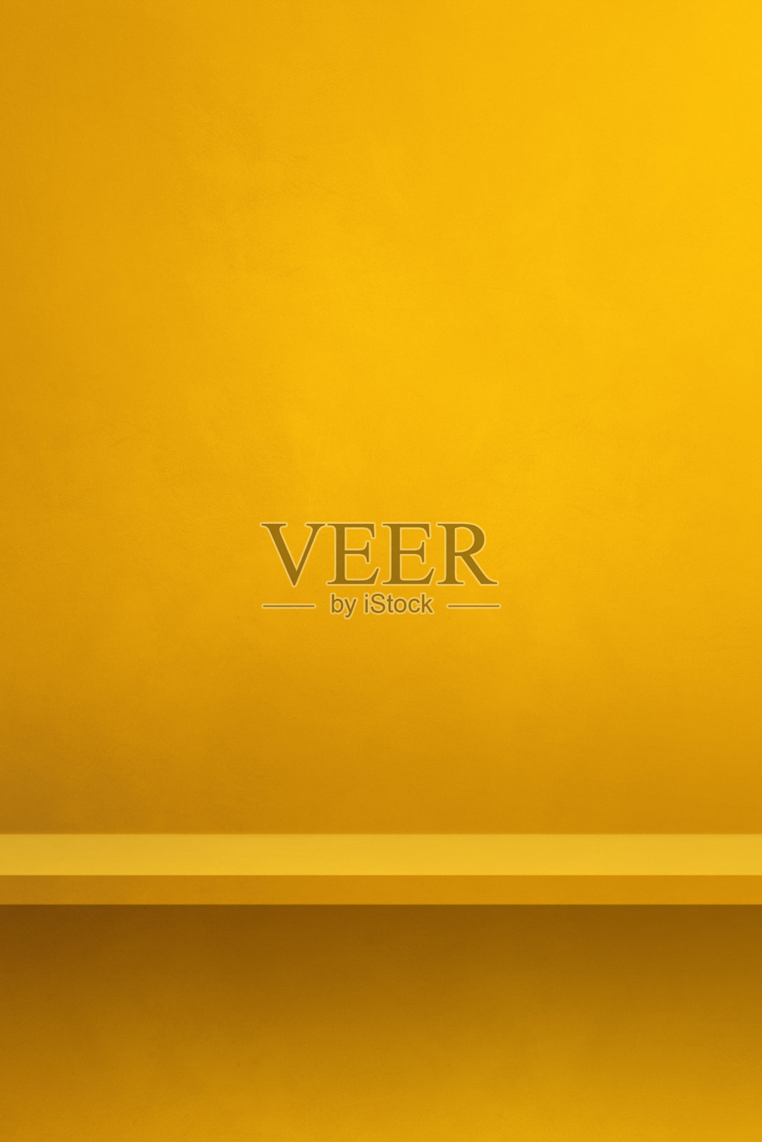 黄色墙上的空架子。背景模板。垂直的背景照片摄影图片