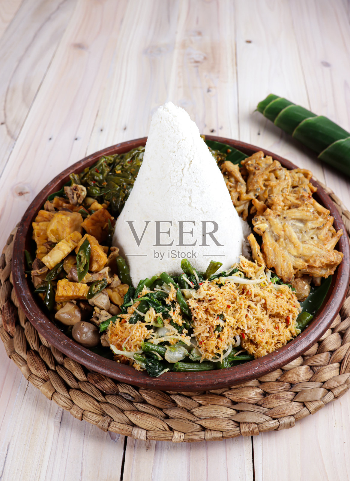 玉米米是一种配有配菜的印尼饭。照片摄影图片