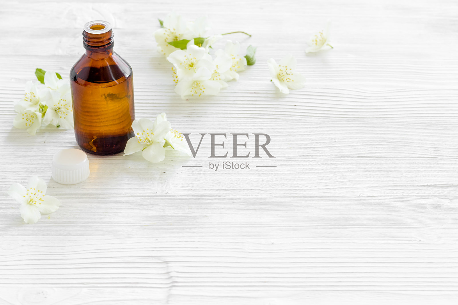 香薰茉莉花精油用于香水或按摩照片摄影图片