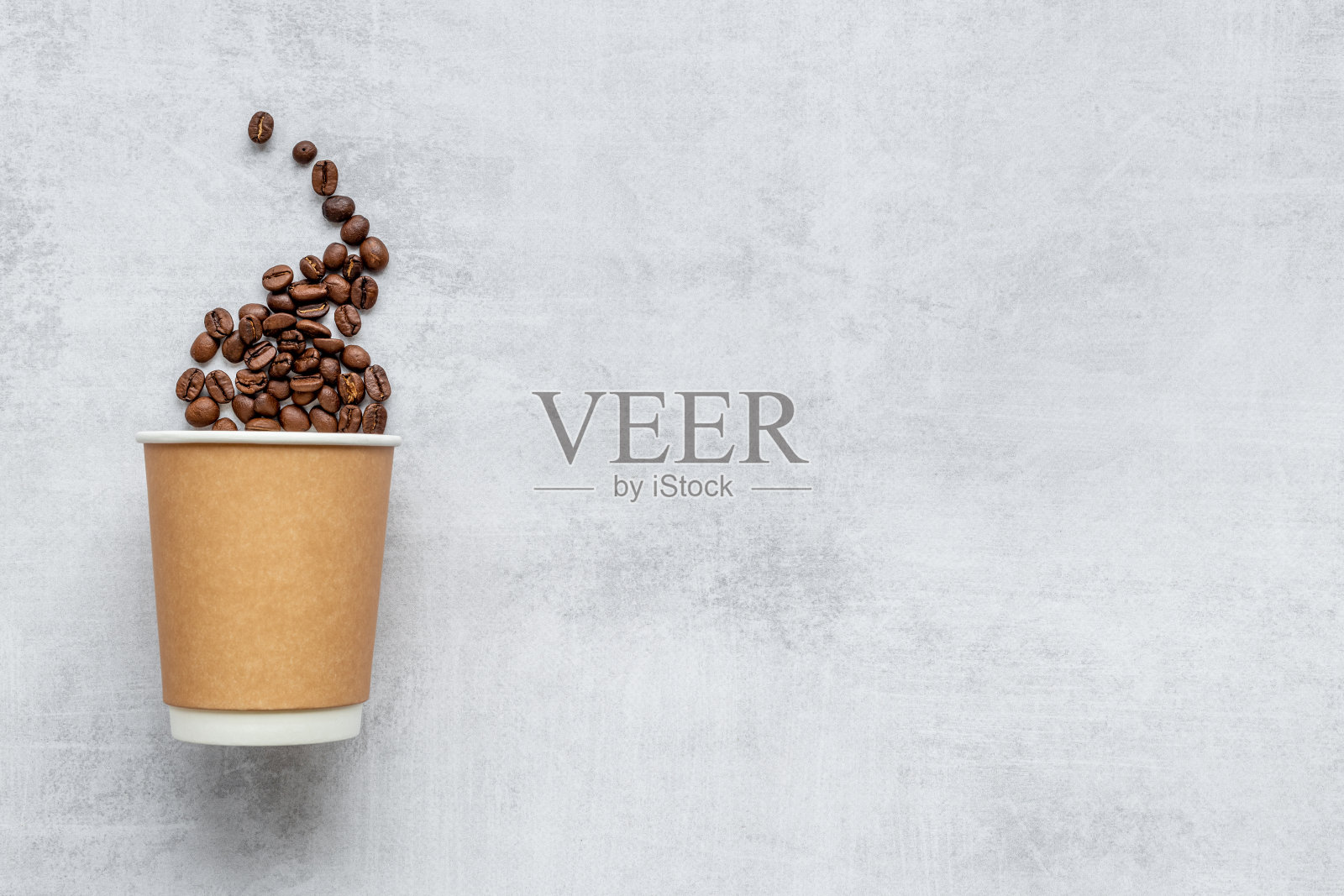 烤咖啡豆纸杯。带走咖啡。照片摄影图片