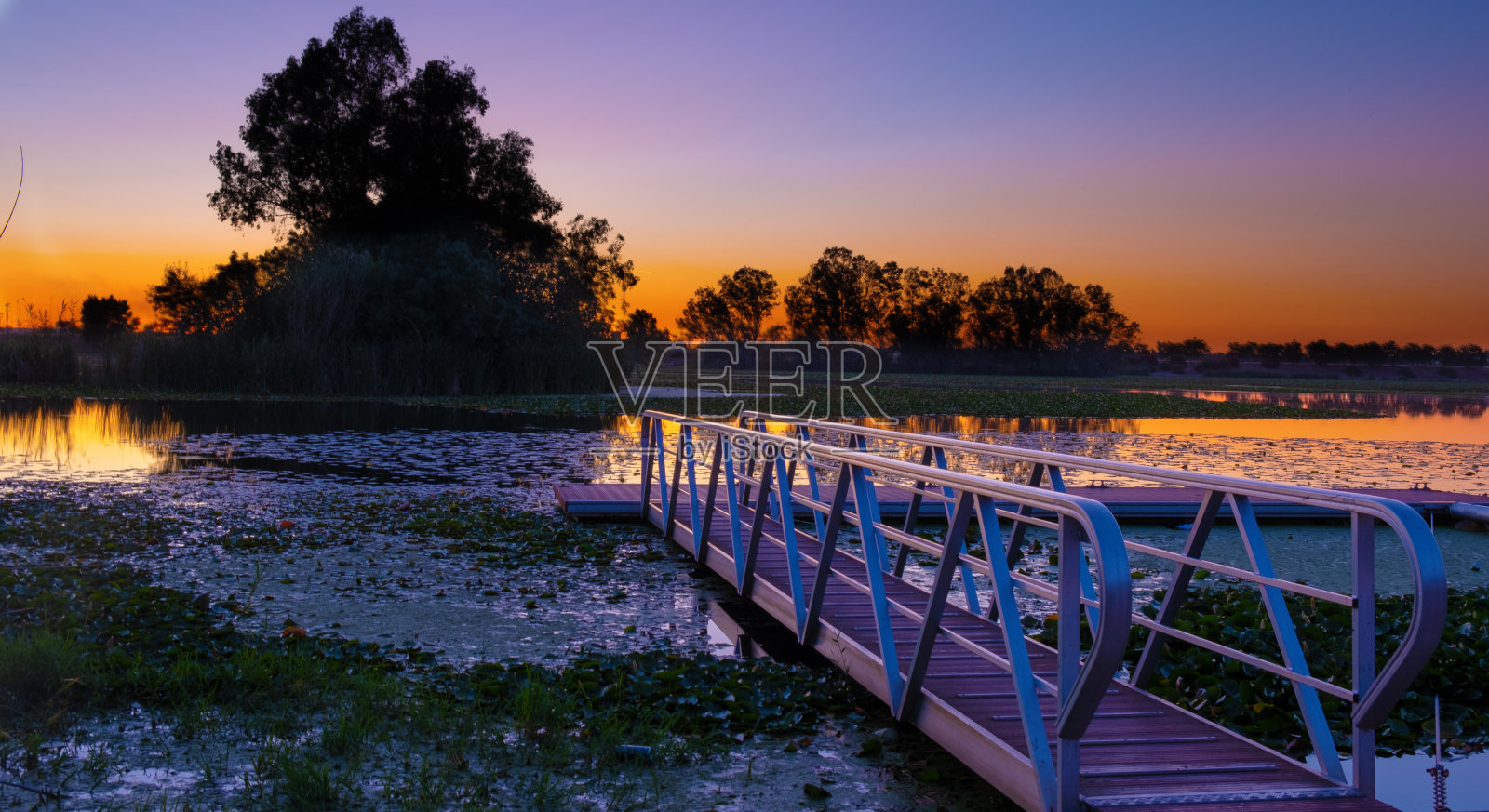 瓜地亚纳河在埃斯特雷马杜拉Badajoz的码头上的日落照片摄影图片