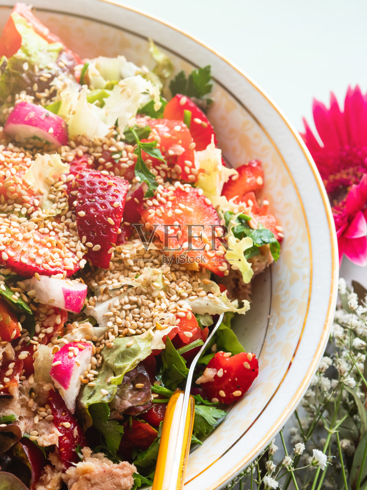 新鲜的夏季健康纤维蛋白维生素沙拉碗与草莓，莴苣，金枪鱼，西红柿照片摄影图片