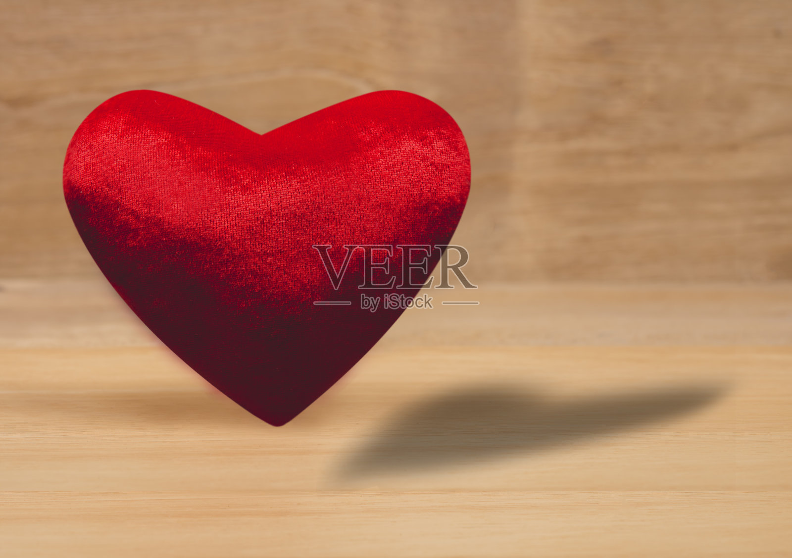 红心枕在木地板上为爱的概念。照片摄影图片