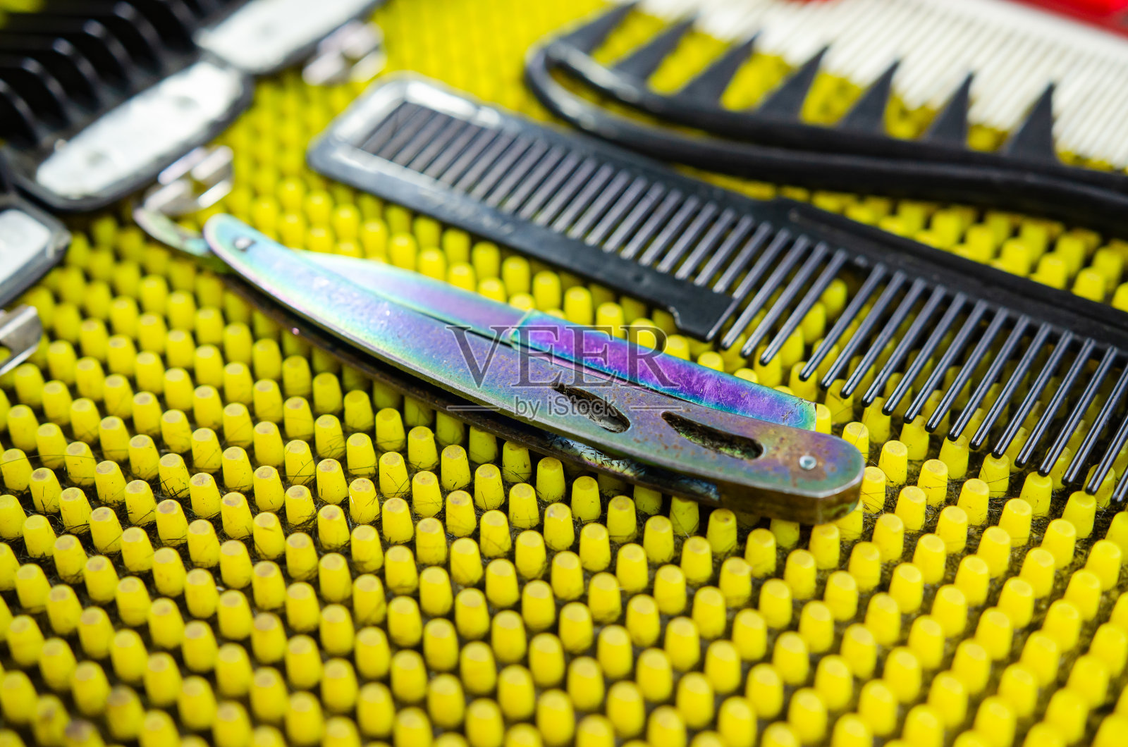 理发师的工具在桌子上。照片摄影图片