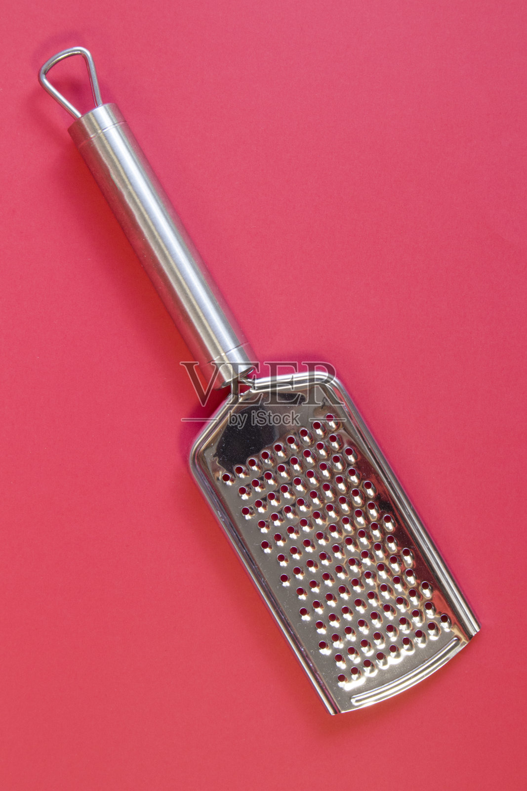 用于奶酪、蔬菜和其他食物的金属刨丝器照片摄影图片