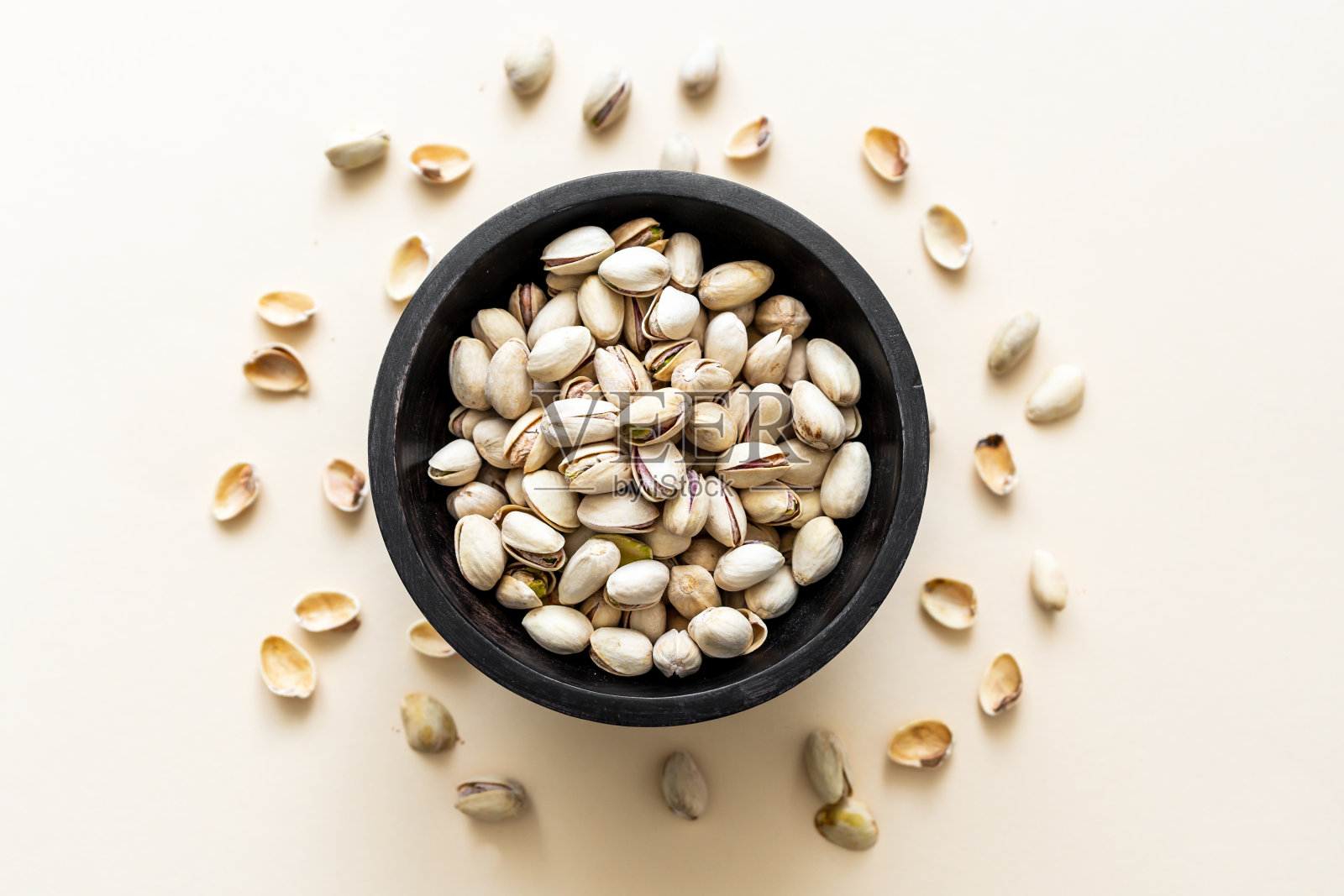 烤开心果和壳在碗里照片摄影图片