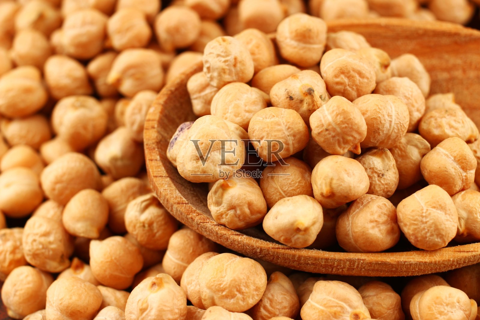 鹰嘴豆，勺子里的豌豆照片摄影图片