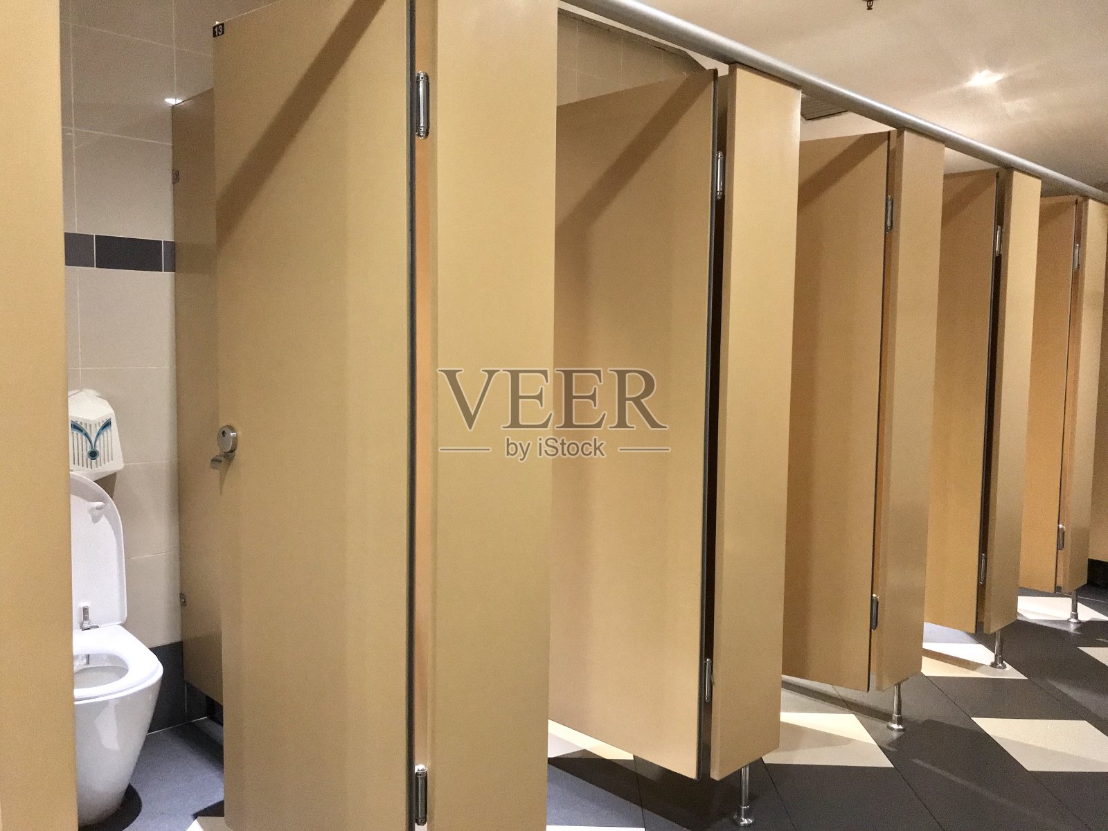 一排干净的公共厕所照片摄影图片